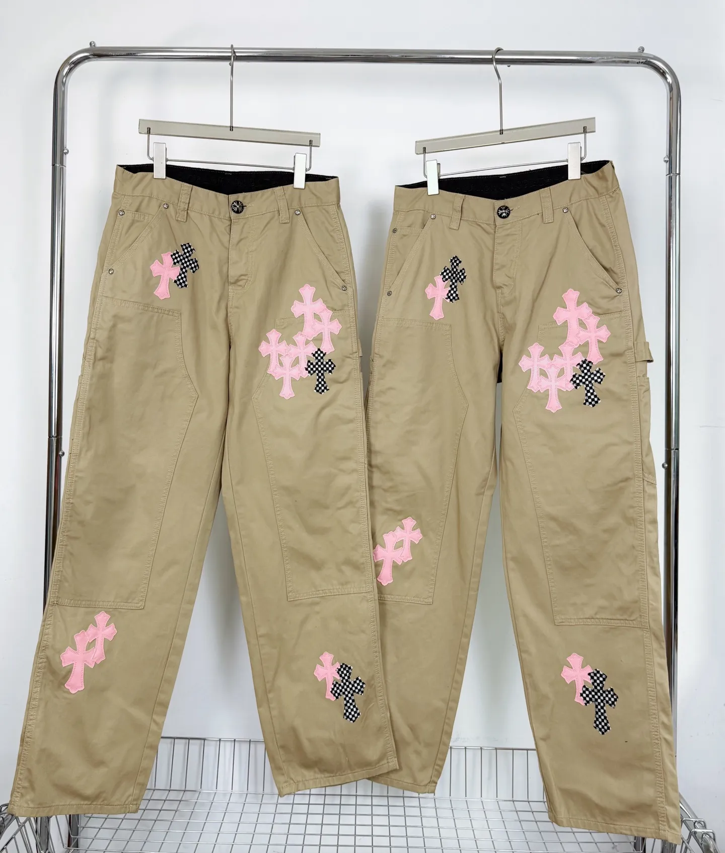 P260 Style number: H837 ChromeHearts & ChromeHearts 2025 new khaki logging pink checkerboard cross-leaf leather couple's loose jeans Top ceiling quality Styles with different wash textures are very friendly to people with thin legs and thick legs. The straight and loose version is very flattering to the leg shape. Moderate length that never goes out of style, easy to match with casually, basic styling for various styles, a must-have in the wardrobe! The fabric is stiff but also makes the upper body soft without losing texture. The washing process is even more perfect. It is a must-have item for everyone! ! ! Washed wheat, hang tag, pants label, three labels complete Color: Khaki Size: 28-30-32-34